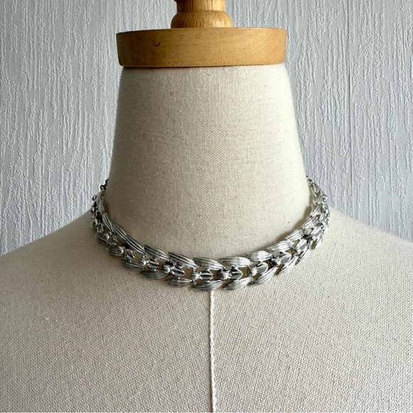 Vintage Silvertone Leaf Linked Necklace - Picture 1 of 6